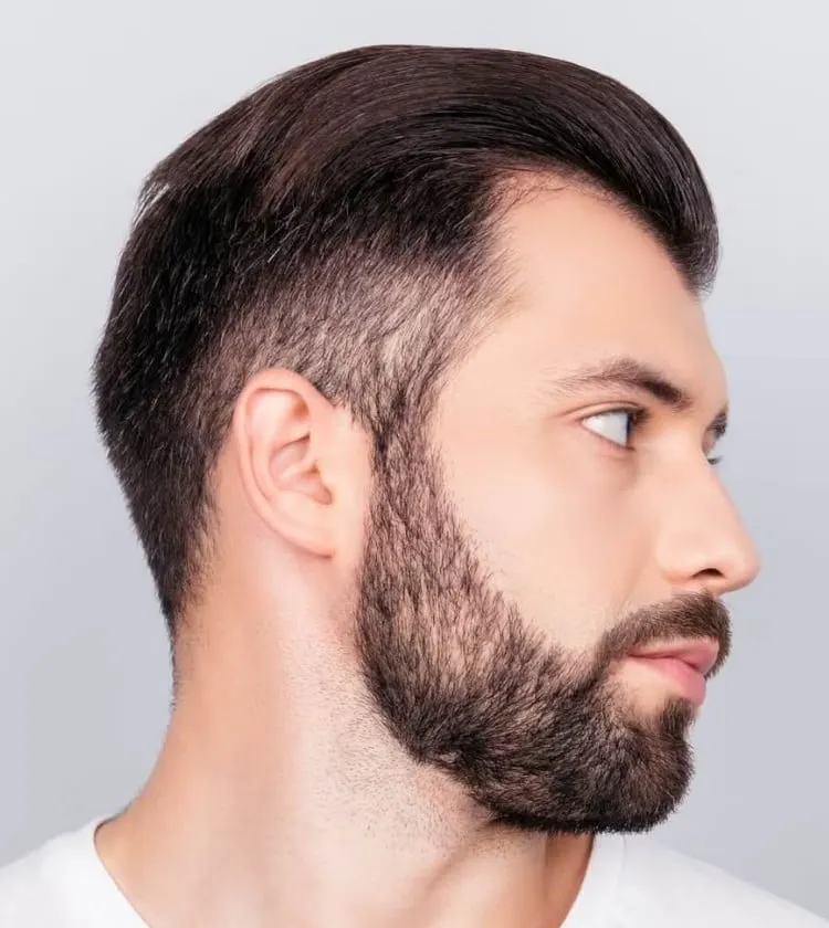 Um homem modelando o decote da barba