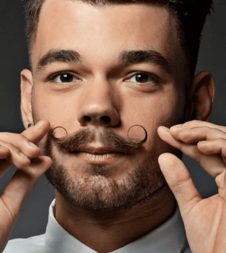 Um homem com bigode