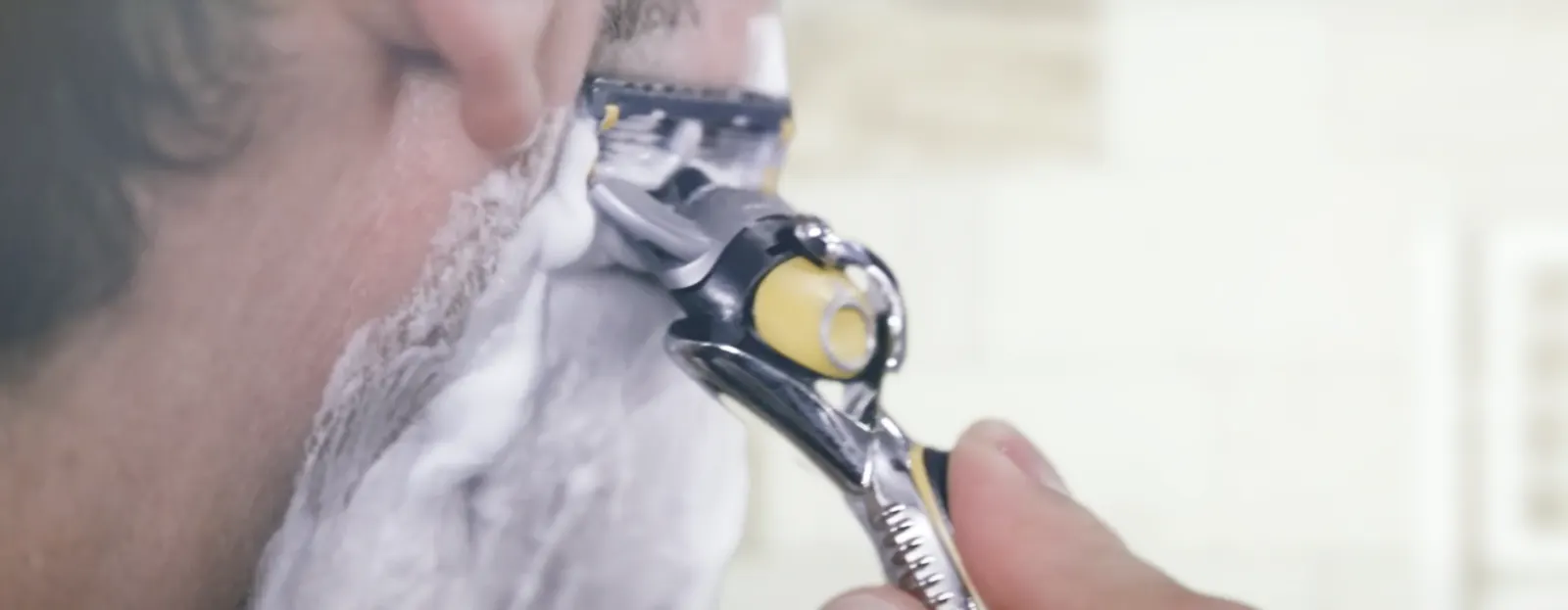 Prevenir a irritação do barbear: lâminas de suspensão da Gillette