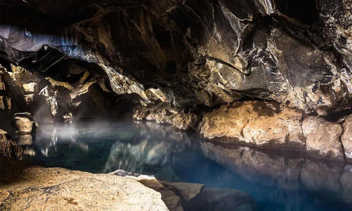 Foto di Grjótagjá (Islanda), una grotta in una colata lavica raffreddata. 