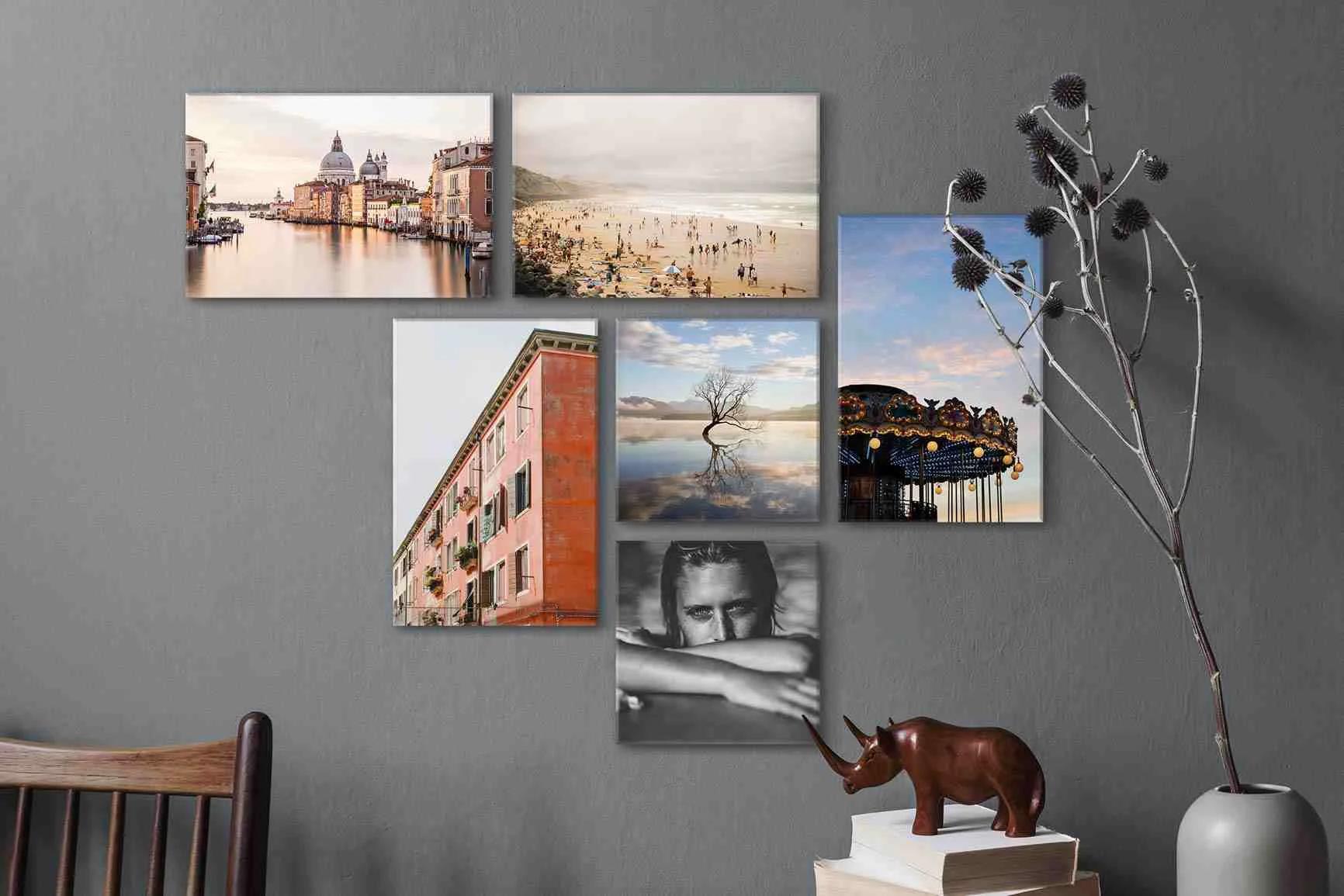 Sechs Fotos mit unterschiedlichen Motiven sind an einer Wand angebracht.