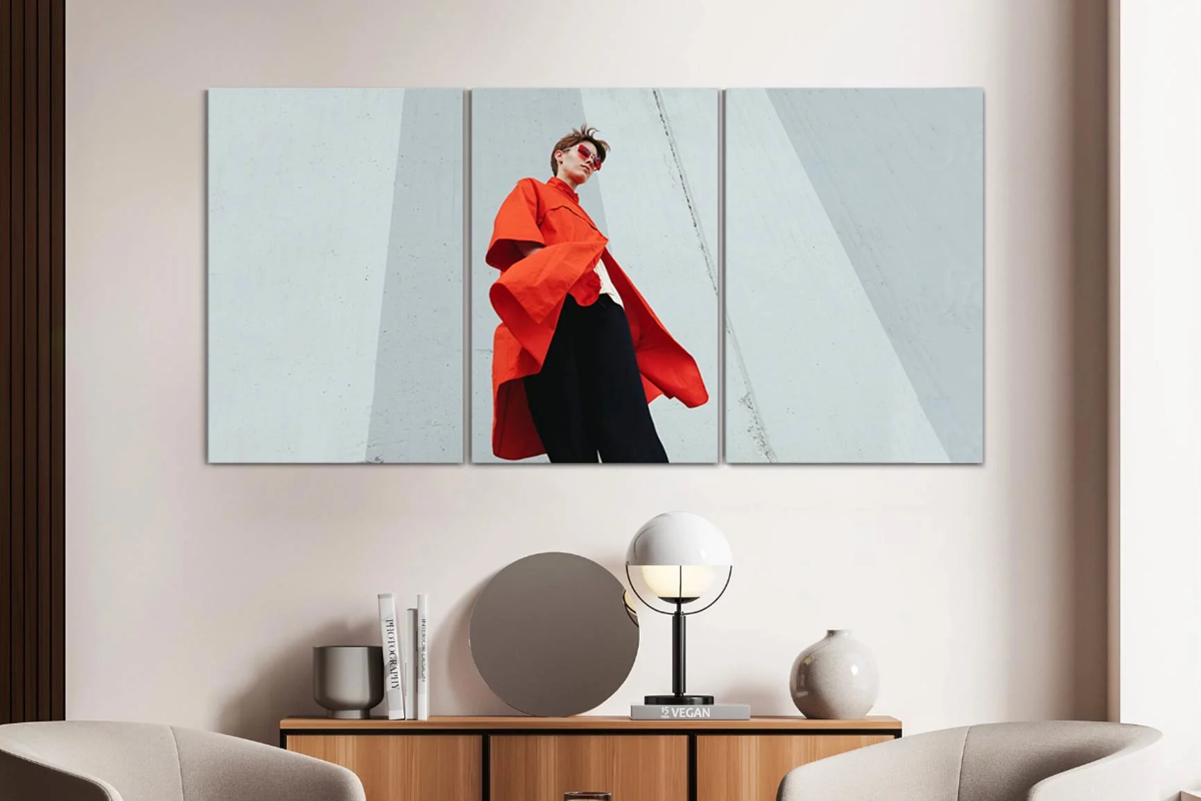 Trittico con una persona in mantello rosso davanti a una parete chiara, la persona è in piedi e indossa pantaloni neri.