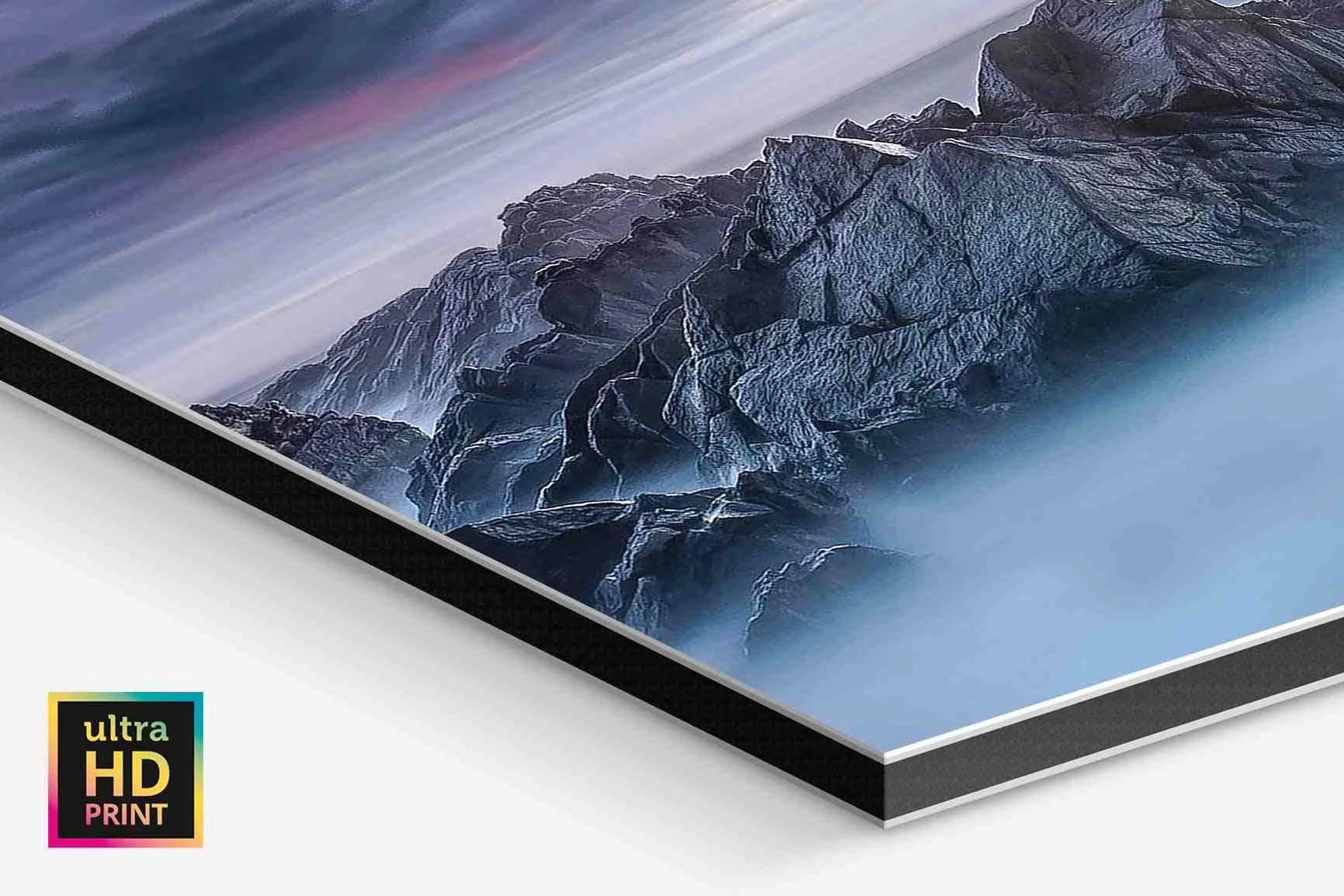 Nahaufnahme einer Landschaftsfotografie mit felsiger Küste und nebligem Wasser.