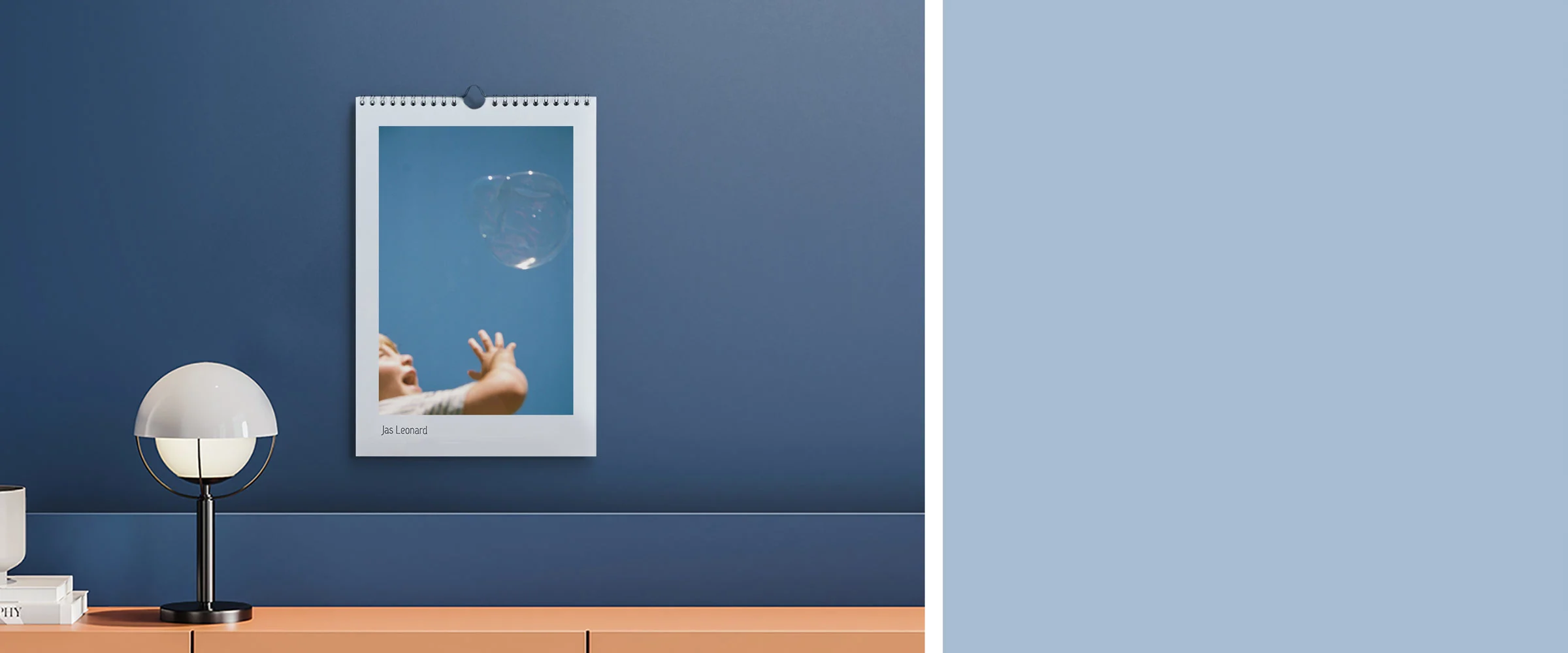 fotokalender im a4 format, der an der wand hängt.