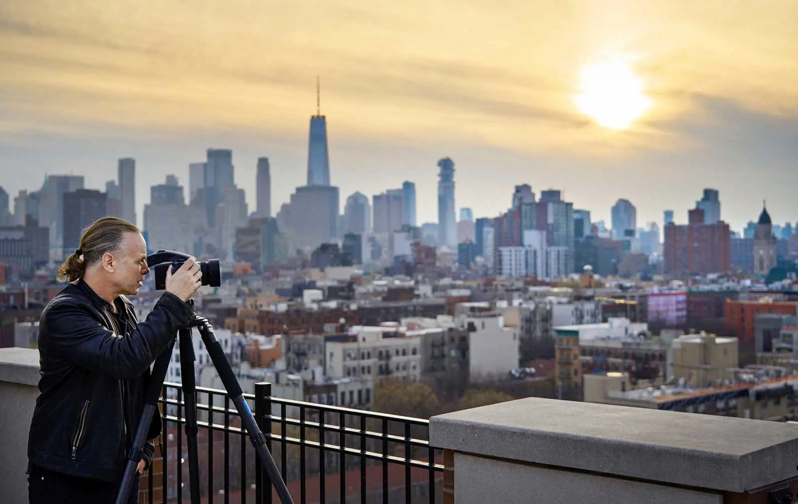 Karsten Staiger photographing the New York skyline with his camera in a tripod.