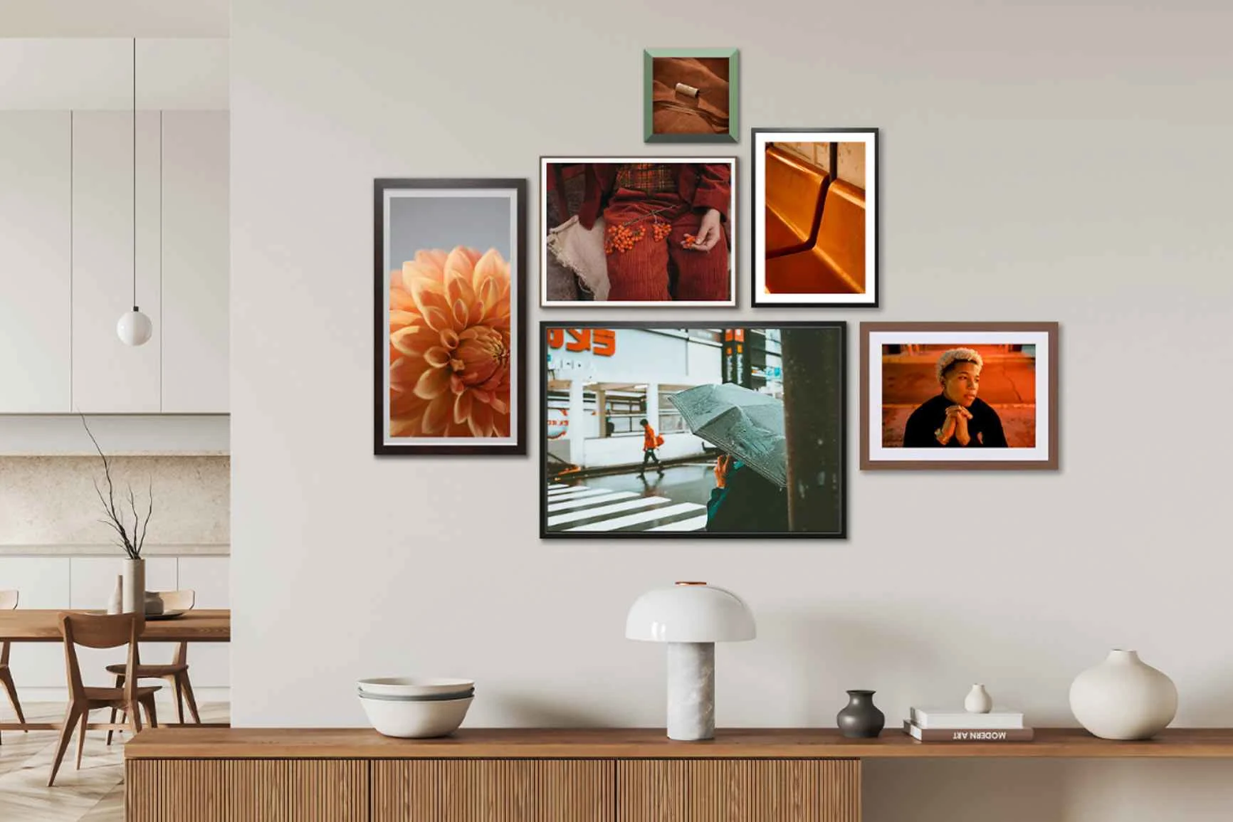 Parete con sei foto incorniciate, tra cui un fiore, una persona con un ombrello a un incrocio stradale e altri primi piani.