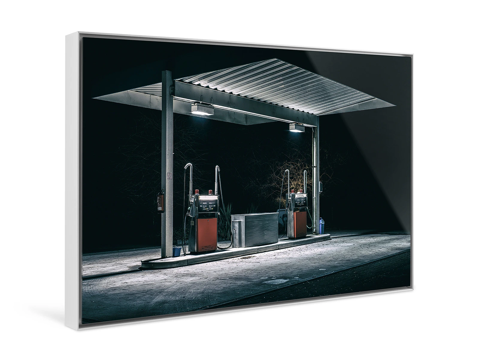A night shot of a gas station in an Aluminium ArtBox.
