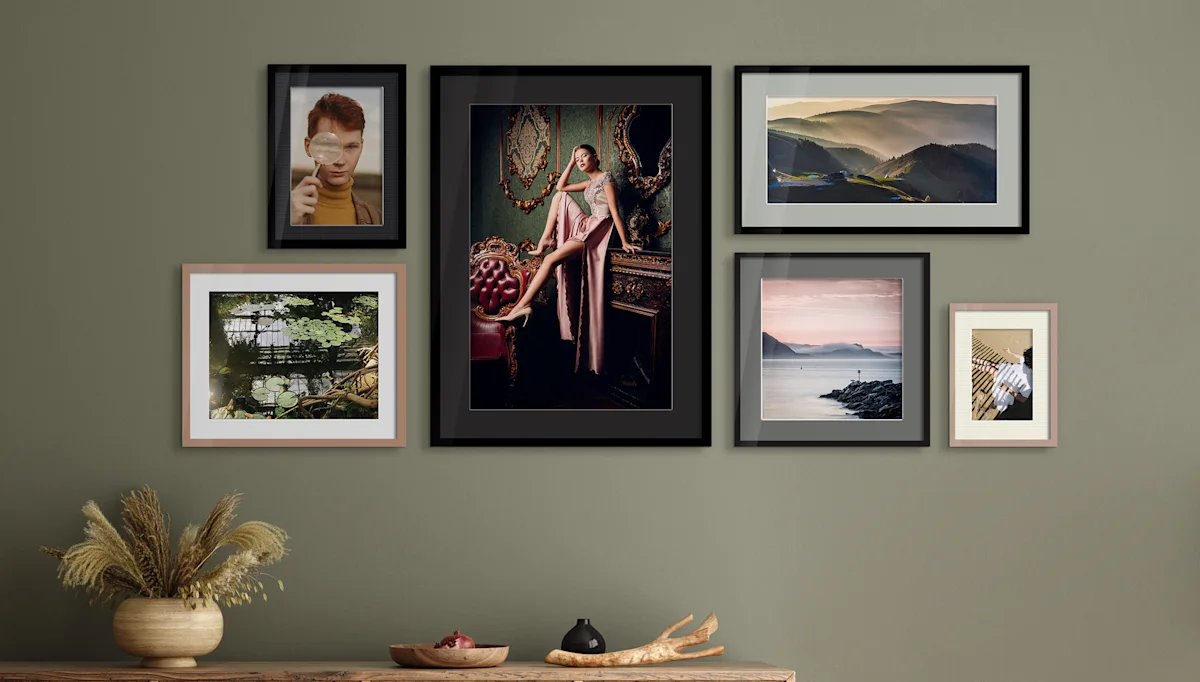 Passepartout-Rahmen mit verschiedenen Fotos an einer Wand.