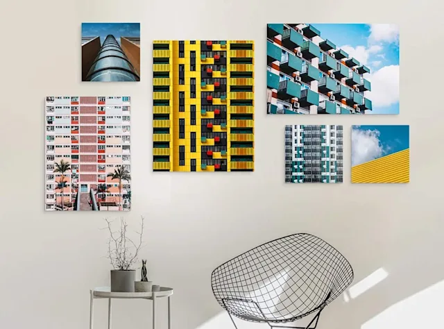 Wand mit mehreren unterschiedlichen architektonischen Fotografien.