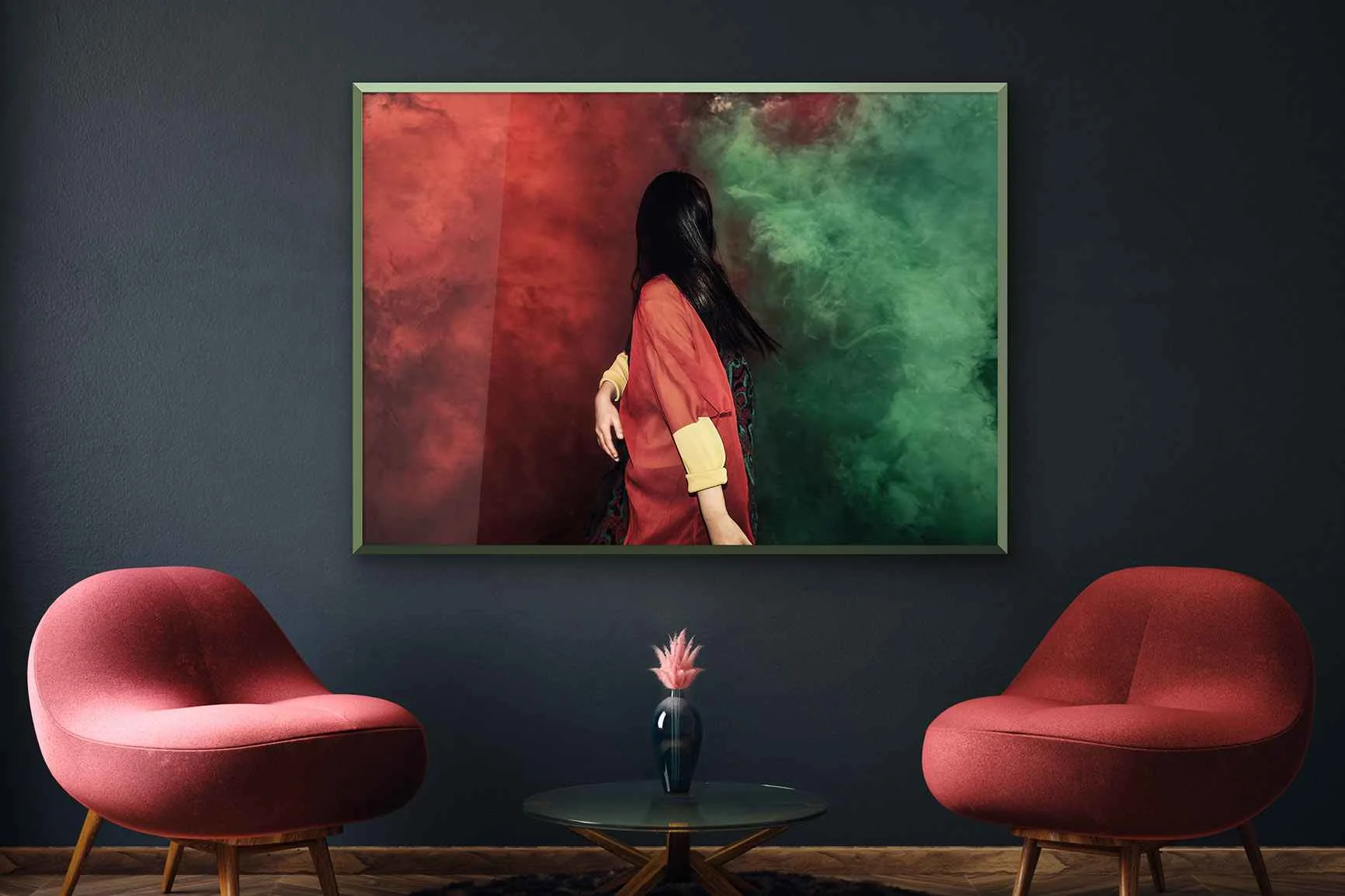 Immagine incorniciata su una parete scura raffigurante una donna con capelli neri e top rosso su uno sfondo rosso-verde.