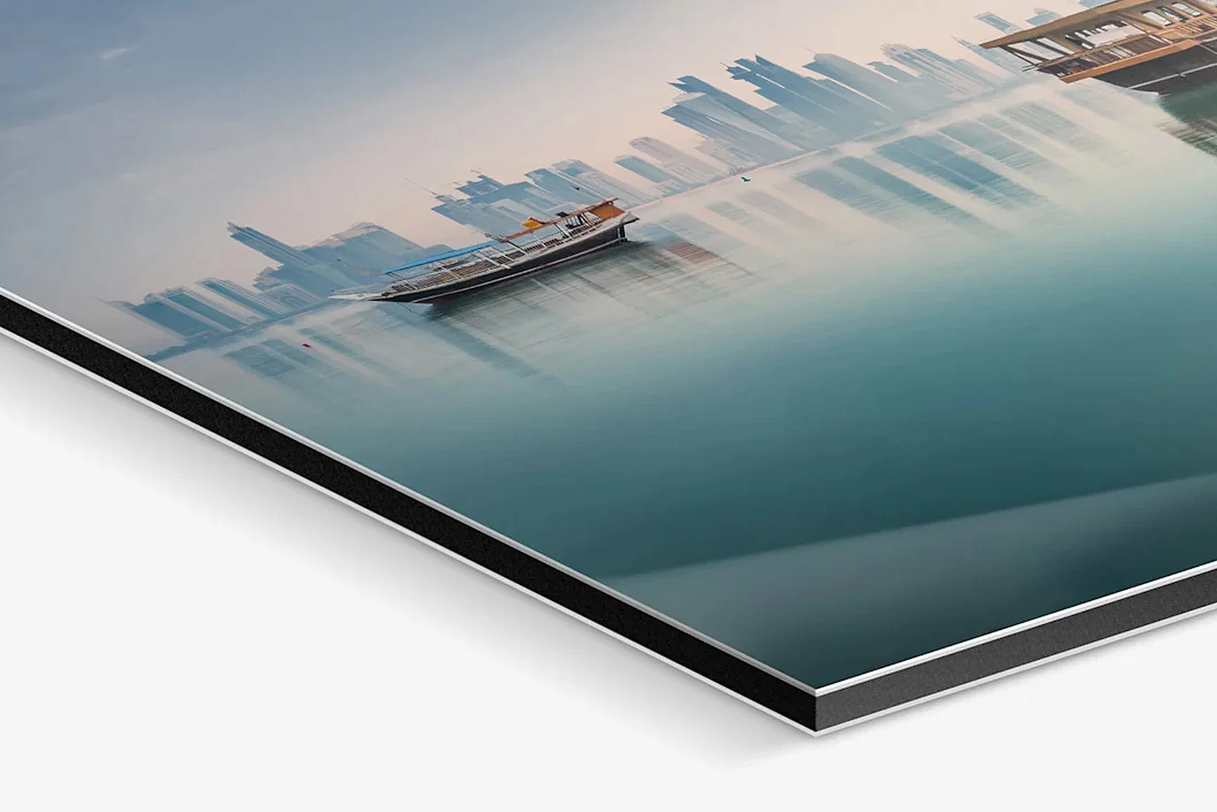 Alu-Dibond-Druck mit einer ruhigen Wasseroberfläche, einem Boot und einer Skyline im Hintergrund.