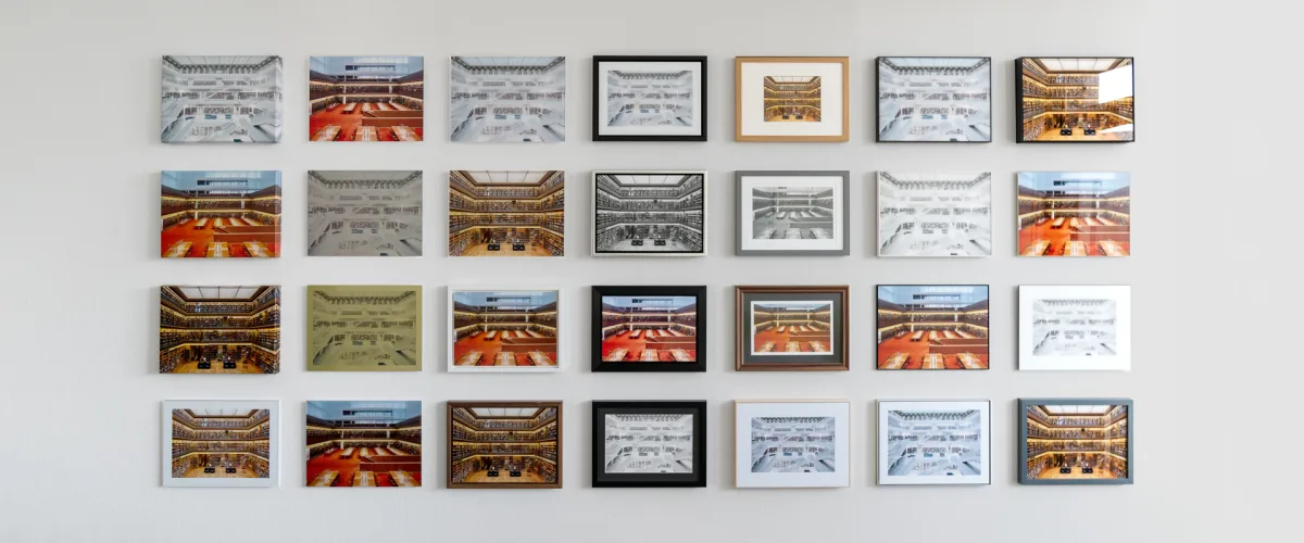 An example topic for a digital appointment are the products and materials. The image shows some of our products and frames hanging structured in rows on the wall.