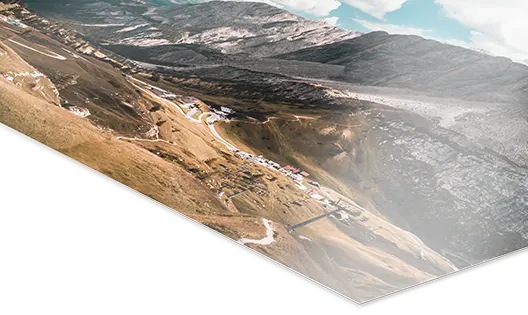 Nahaufnahme eines Fuji Crystal DP II-Fotodabzugs, der ein Bergdorf zeigt.