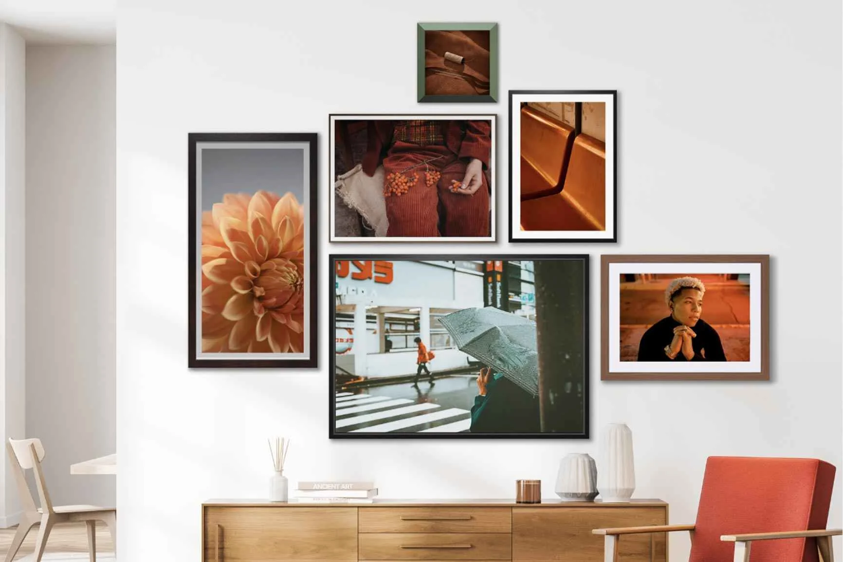 Wand mit sechs gerahmten Fotos mit unterschiedlichen Motiven.