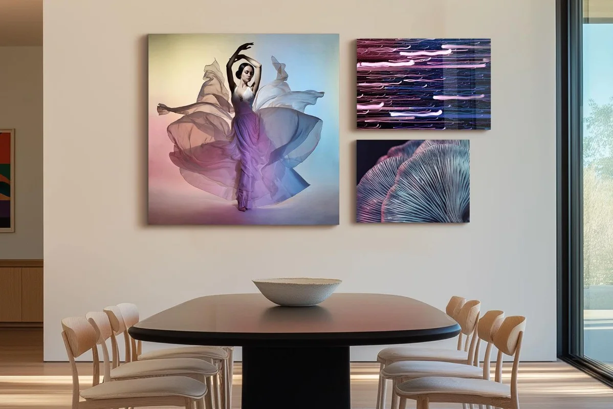 Drei hinter Acrylglas gerahmte Fotos an einer Wand über einem Esstisch mit sechs Stühlen.