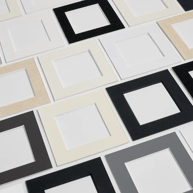 Différents échantillons de passe-partout disposés côte à côte sur fond blanc.