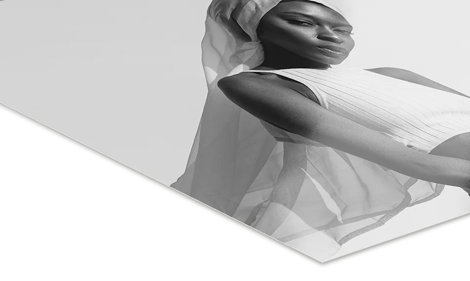 Nahaufnahme eines Schwarz-Weiß-Fotoabzugs auf Ilford-Papier, der eine Frau in einem weißen, ärmellosen Oberteil zeigt.