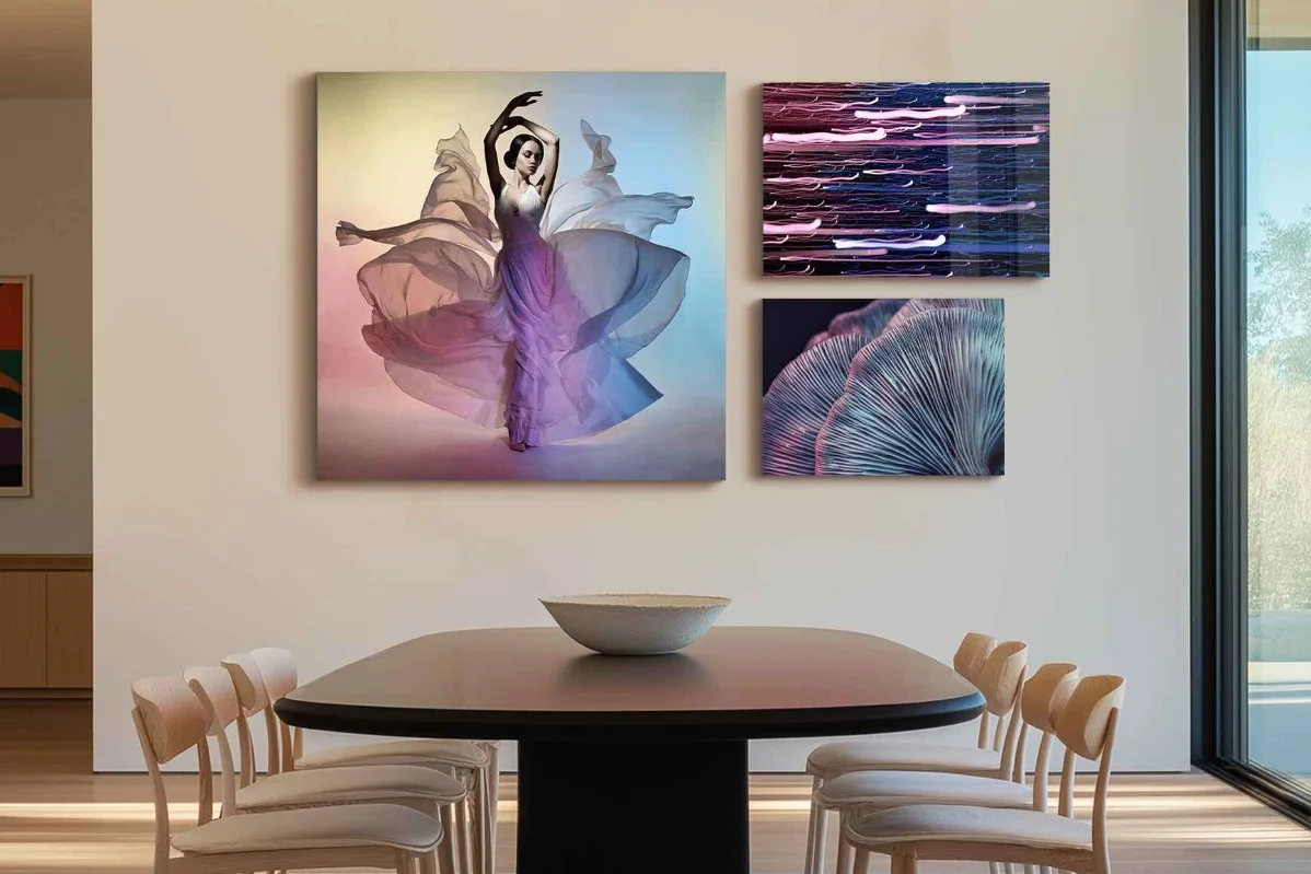 Tre foto incorniciate in plexiglass appese alla parete sopra un tavolo da pranzo con sei sedie.