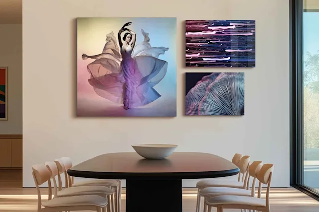 Tre foto incorniciate in plexiglass appese alla parete sopra un tavolo da pranzo con sei sedie.