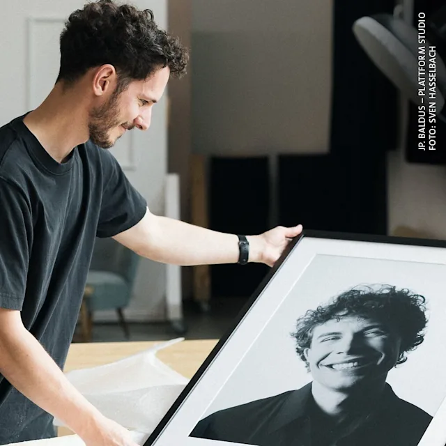 B2B customer holding a framed print