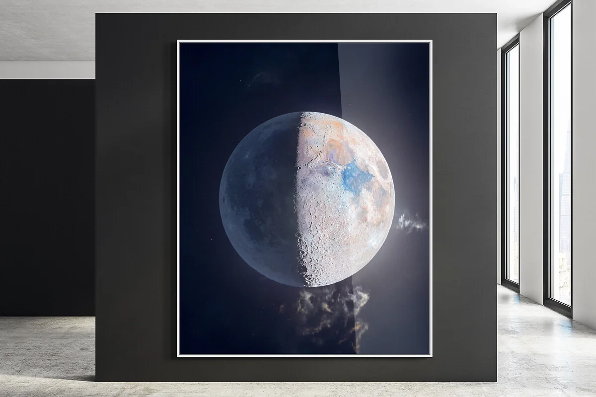 Fotografia astro-lunare con sfondo blu scuro, stampa a pigmenti fine art dietro vetro acrilico con cornice Basilea 15 mm bianco opaco.