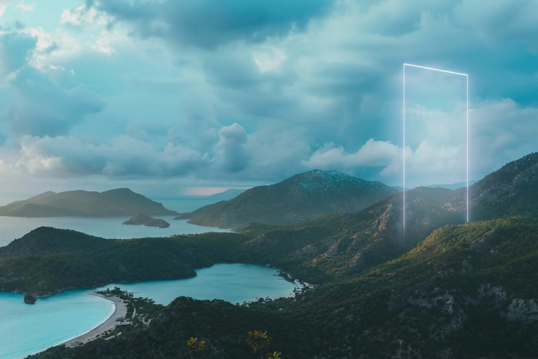 Landschaft mit mehreren Buchten, Bergen und bewölktem Himmel, davor schwebt ein transparentes, rechteckiges Portal.