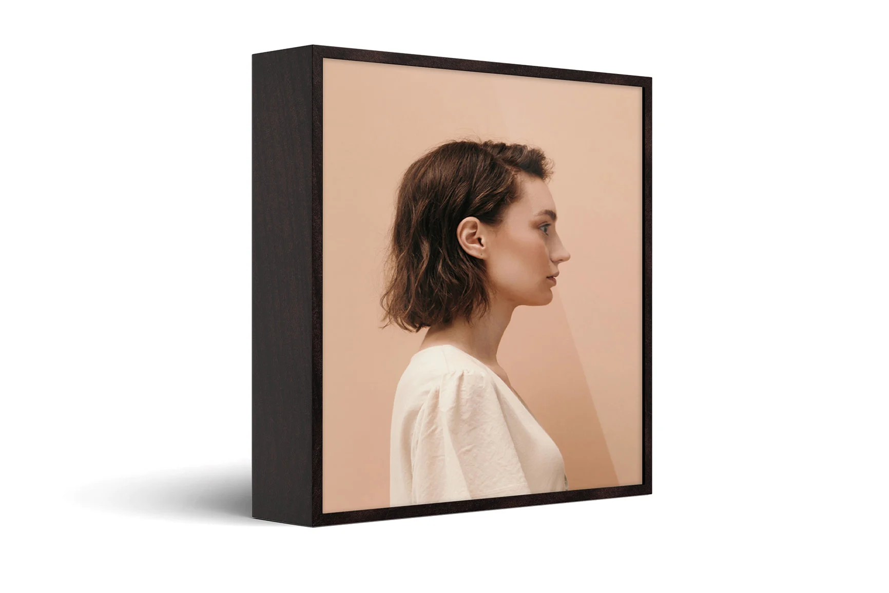 ArtBox Geschenk-Edition zeigt Seitenprofil einer Frau mit schulterlangem braunem Haar und weißem Oberteil vor beigem Hintergrund.