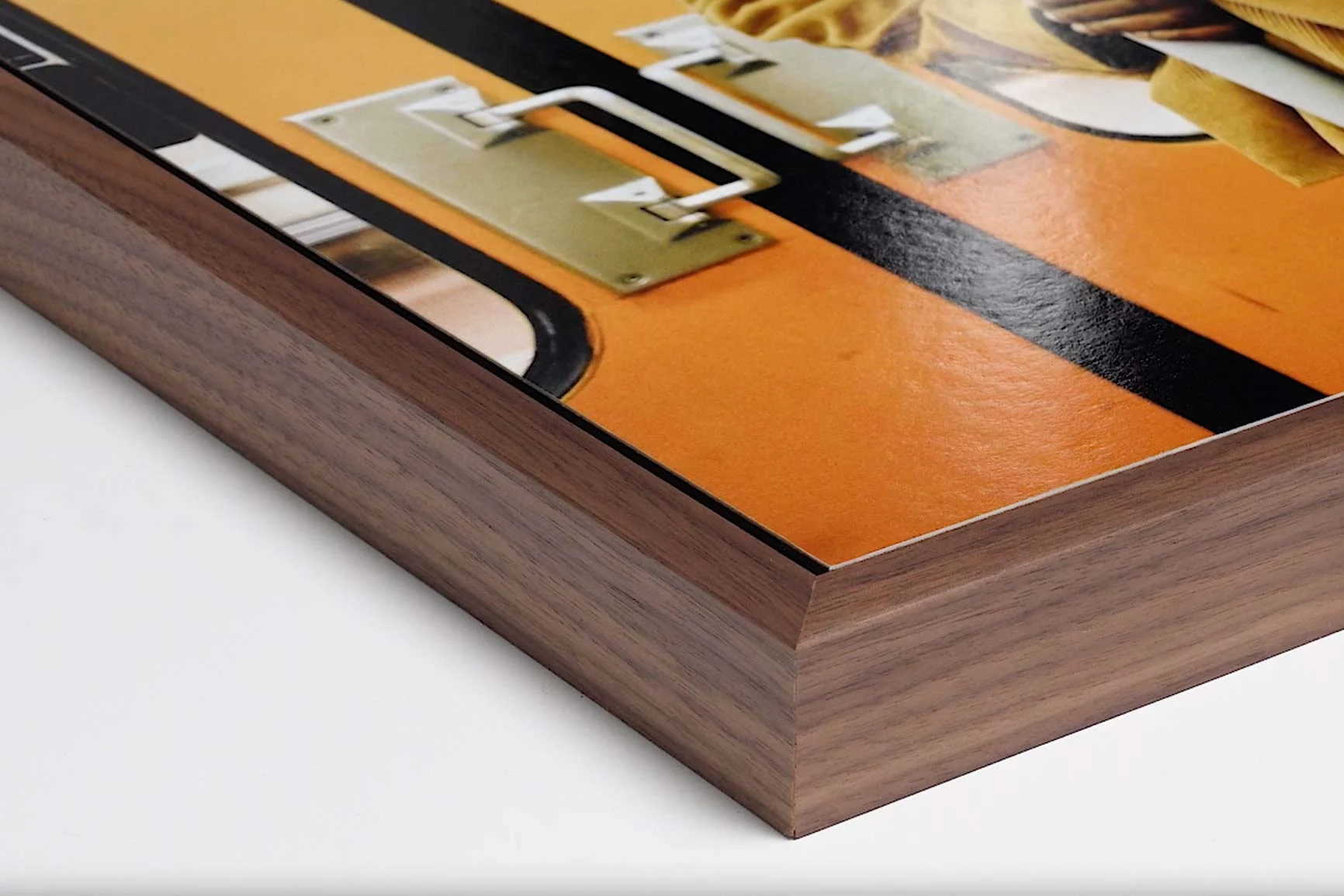 Primo piano di un angolo di una cornice di legno con una foto al suo interno.