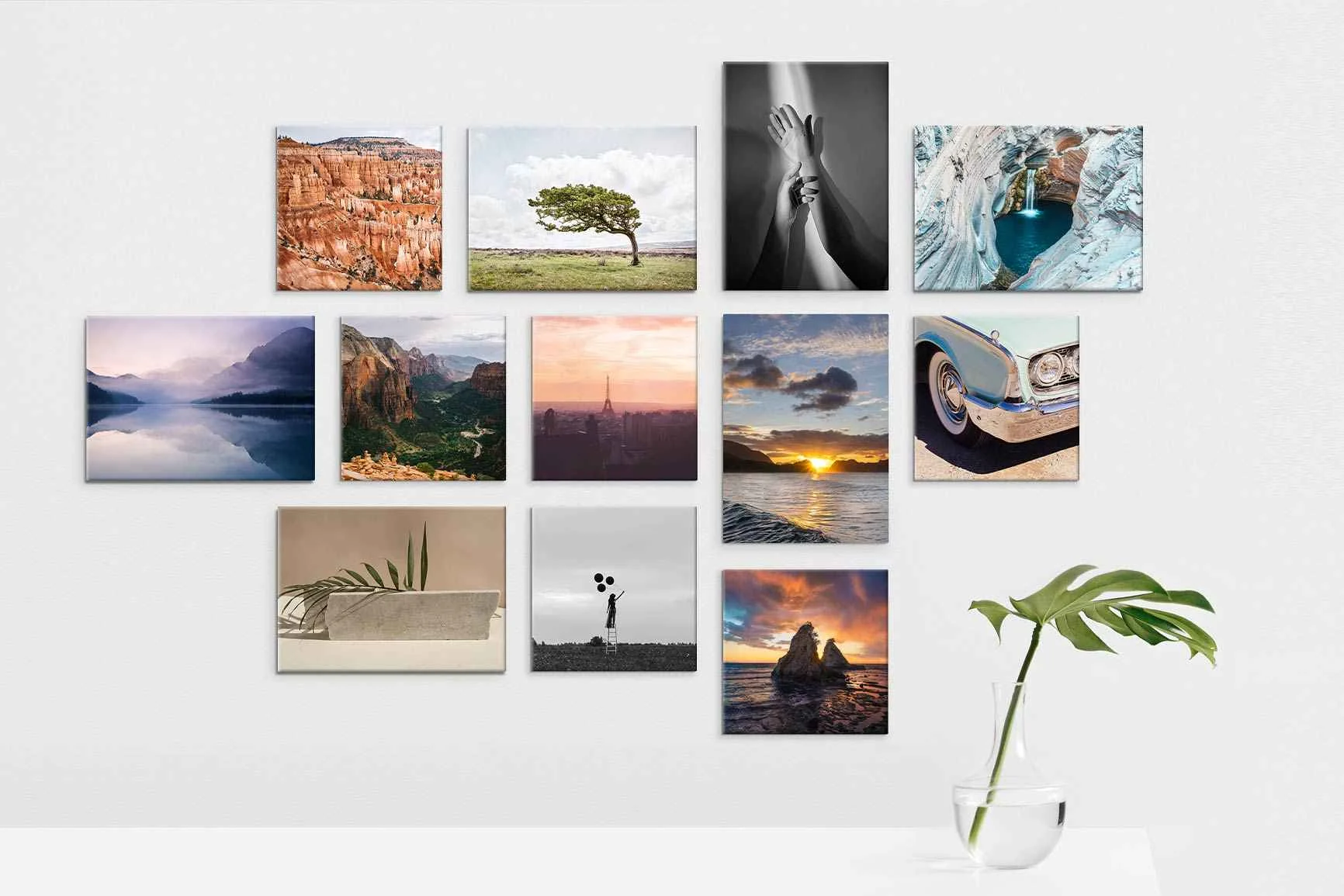 Mehrere WhiteWall Mini Fotokacheln mit Landschaften, Natur, einem Oldtimer-Autoteil und Schwarz-weiß-Fotografie an einer Wand.