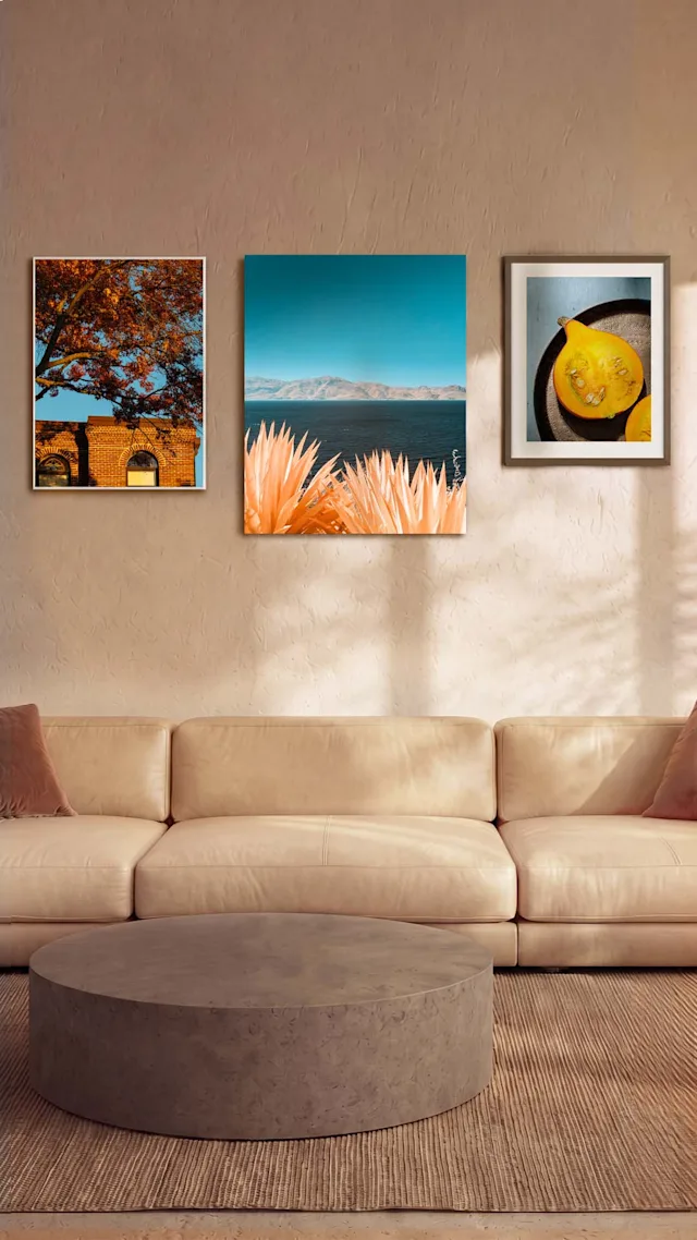 Helle Sitzecke mit modernem Sofa und Küstenmotiven
