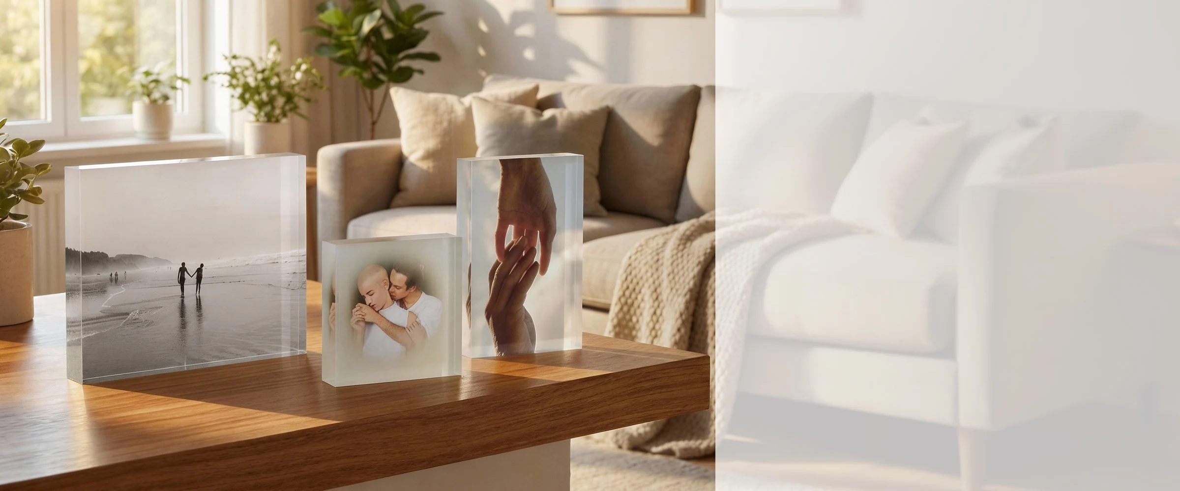 acryl fotoblokken met romantische strandfoto's op houten salontafel in gezellige woonkamer met natuurlijk licht