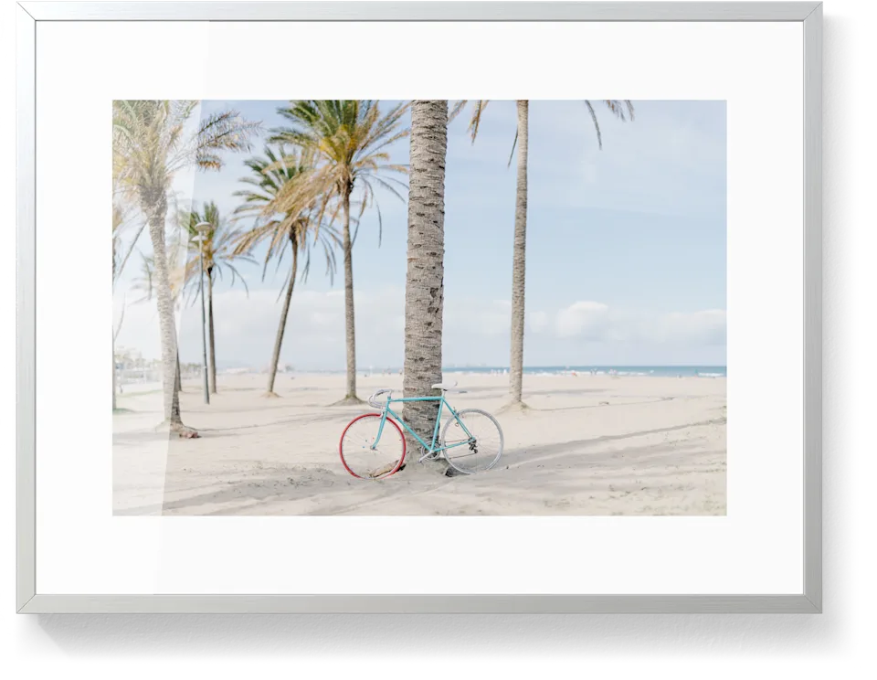 Print mit silbernem Aluminium-Magnet-Wechselrahmen und hoch-weißem Passepartout.