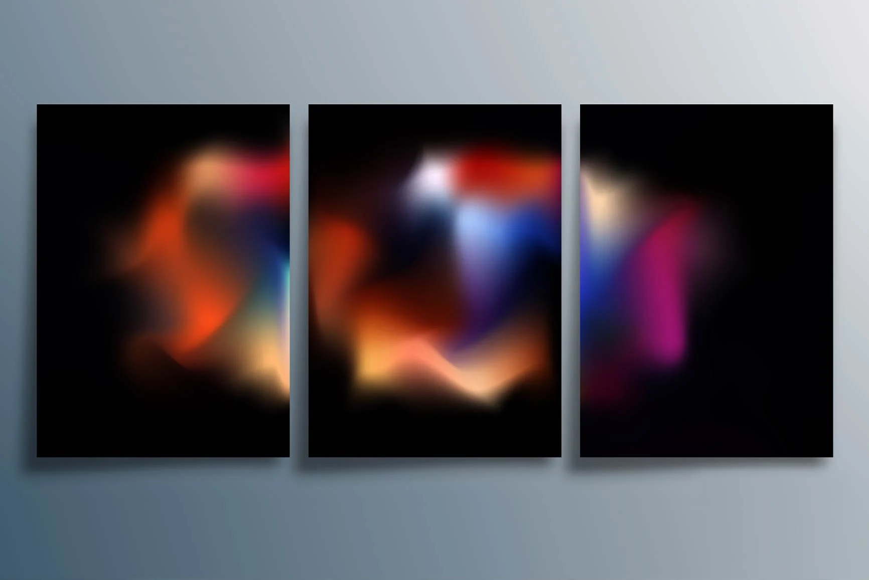 Trittico astratto in tre parti con sfumature sfocate nei toni del rosso, blu e arancione su sfondo nero.