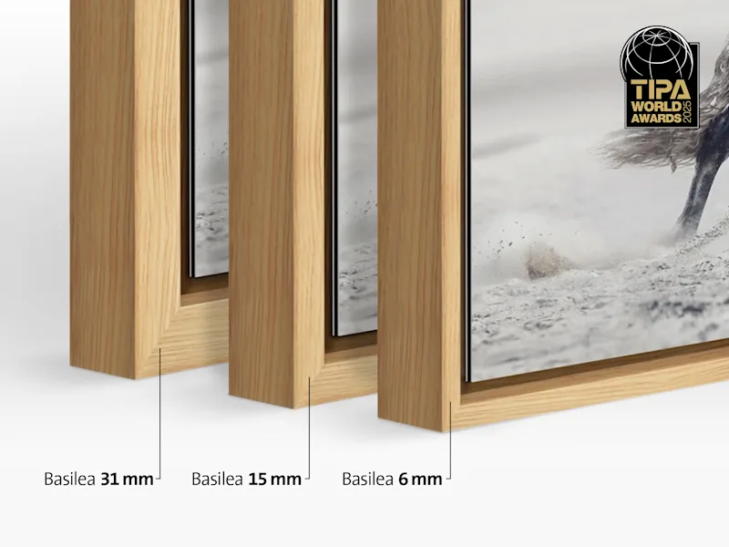 Primer plano de tres perfiles de marco colocados uno al lado del otro. De izquierda a derecha: Basilea 31 mm, Basilea 15 mm y el nuevo perfil Basilea 6 mm.