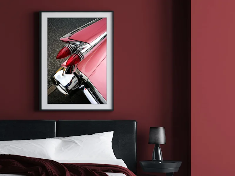 Afdruk op glanzend Fujiflex met lijst, afbeelding van een roze auto van achteren, hangend aan een muur.