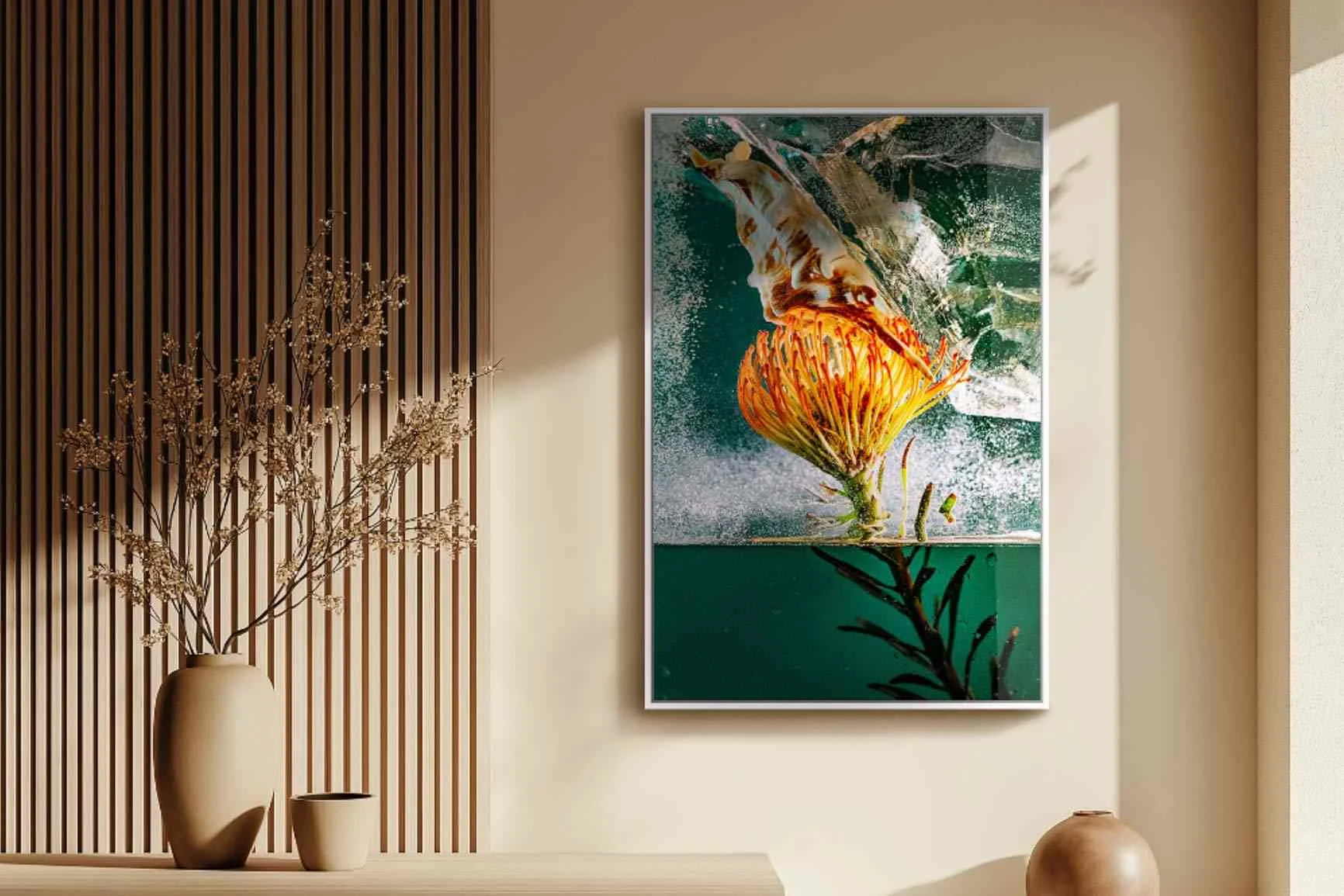 Spazio moderno con rivestimenti in legno, vasi su una credenza e un quadro astratto con elementi arancioni sulla parete.