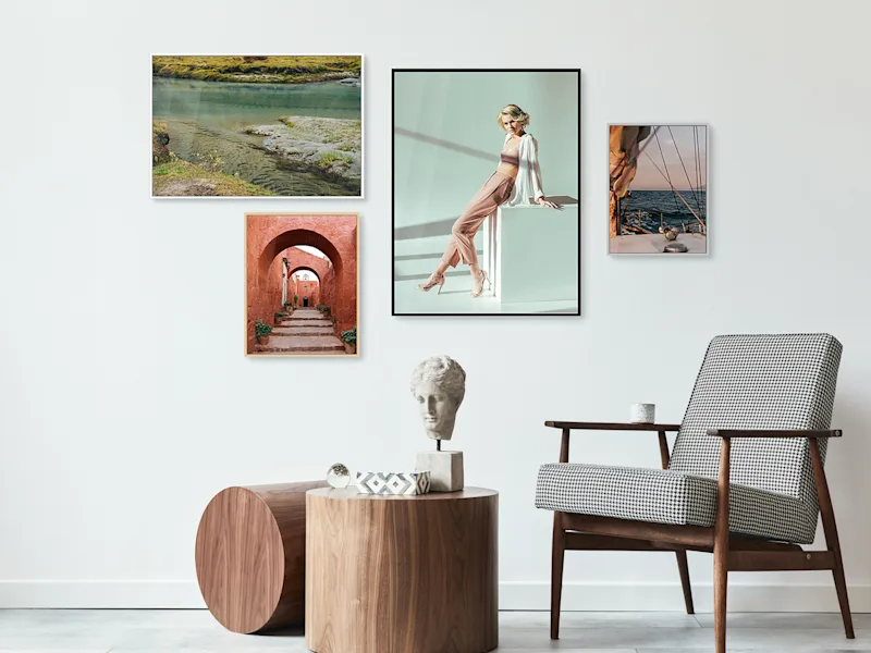 Plusieurs motifs différents sur des impressions acryliques avec des cadres minces accrochés au mur d'un salon.