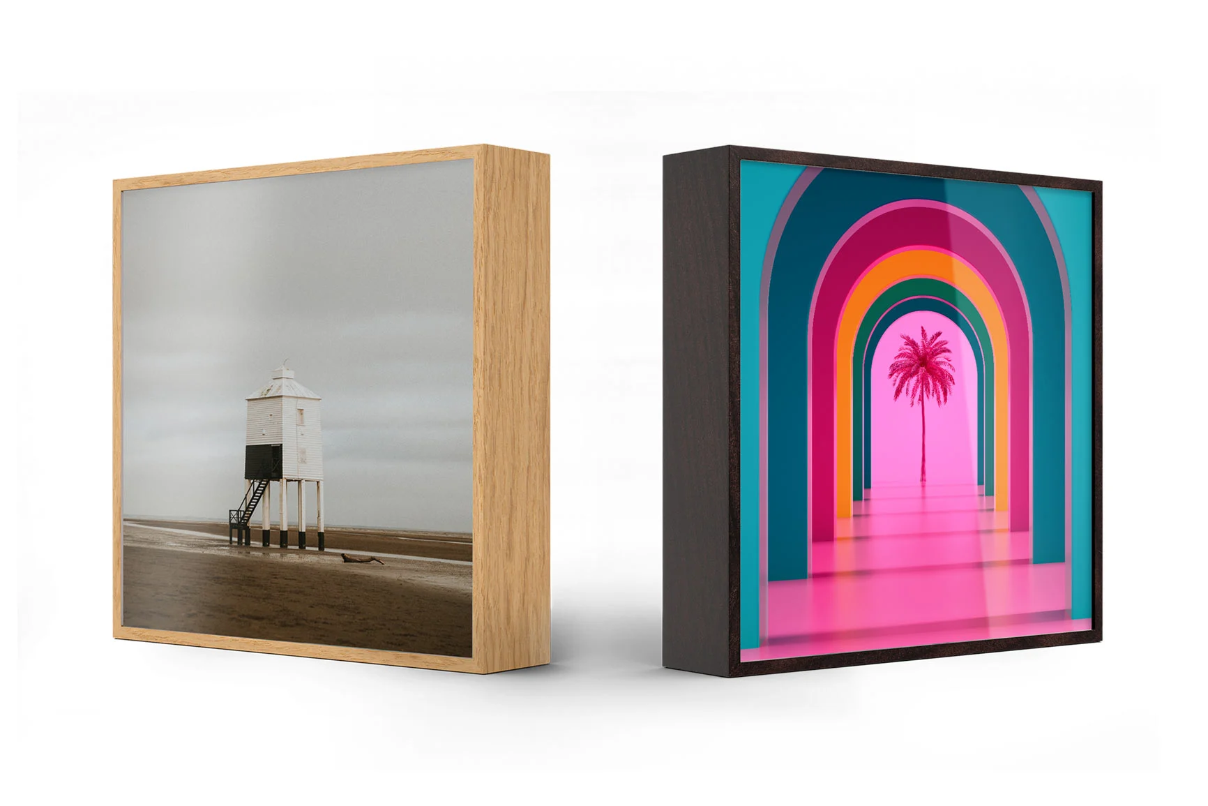 Dos ArtBox: a la izquierda en un marco de madera marrón, a la derecha en un marco negro, cada uno con motivos diferentes.
