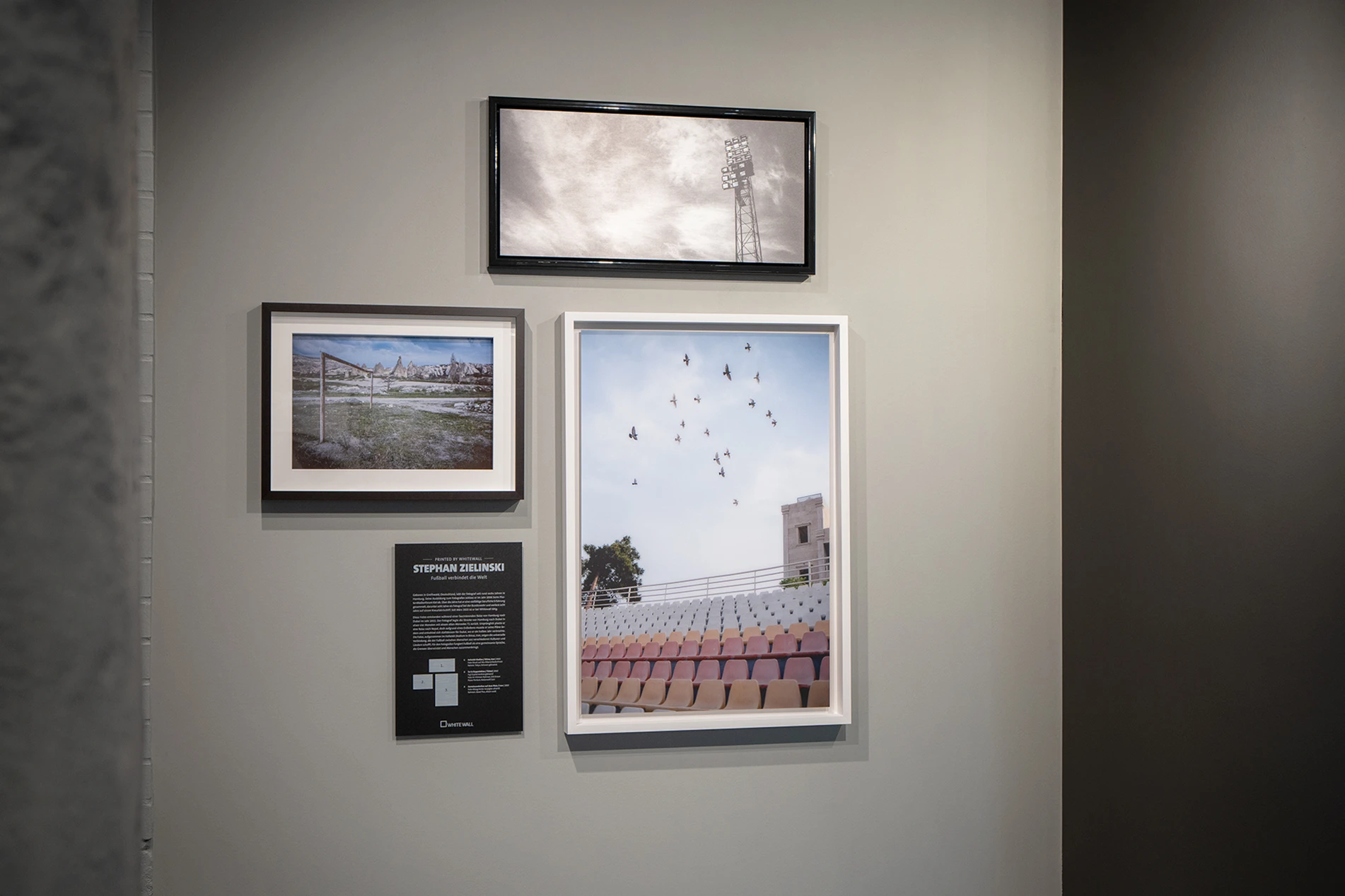 Des photos de football sur le mur créatif du magasin de Hambourg.