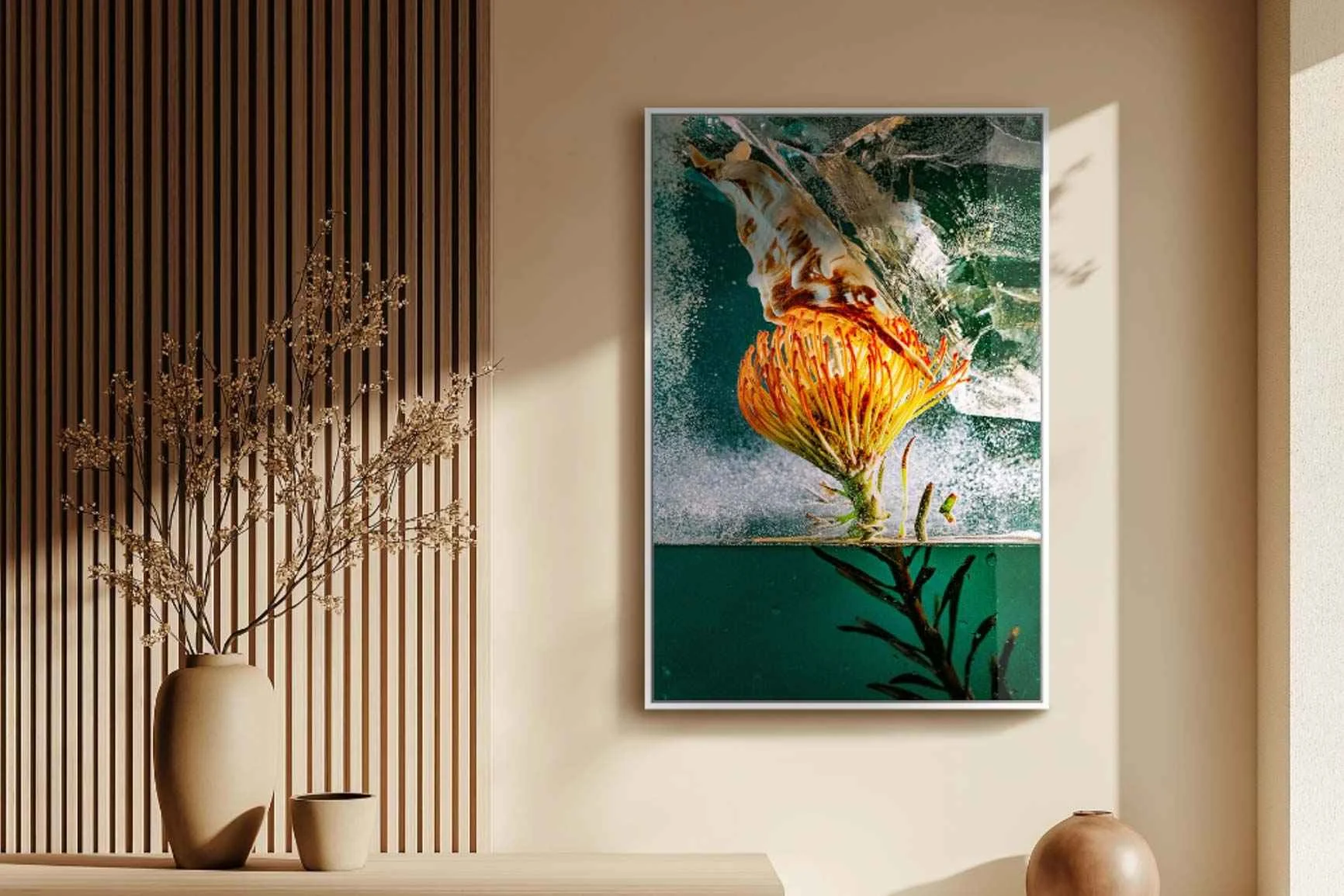 Foto astratta incorniciata con motivo floreale arancione e aree verdi su una parete accanto a un rivestimento in legno.