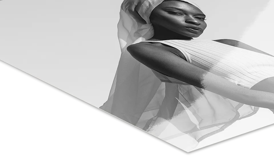 Nahaufnahme eines Schwarz-Weiß-Fotoabzugs auf Ilford-Papier, der eine Frau in einem weißen, ärmellosen Oberteil zeigt.