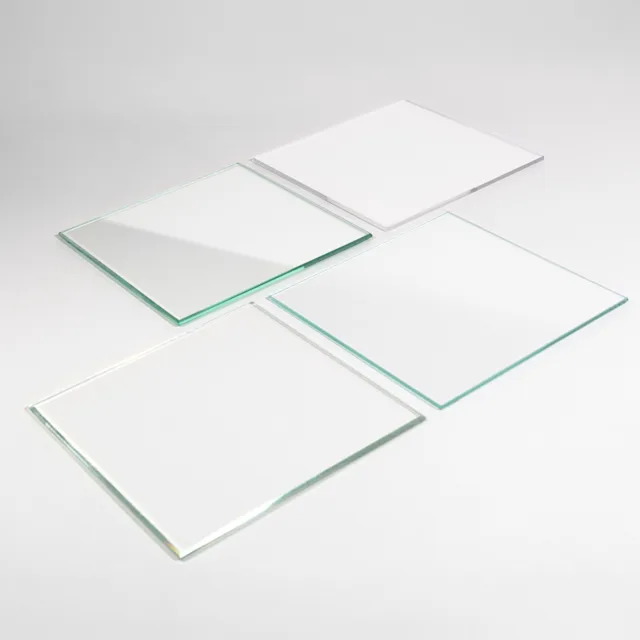 Quatre échantillons de verre disposés côte à côte sur fond blanc.
