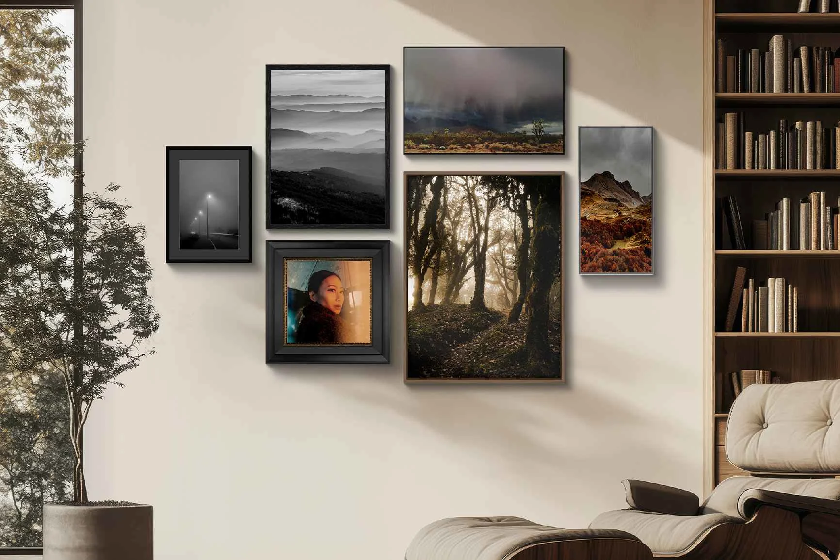 Parete con cinque fotografie paesaggistiche incorniciate e un ritratto in diversi formati sopra una poltrona imbottita e accanto a una libreria