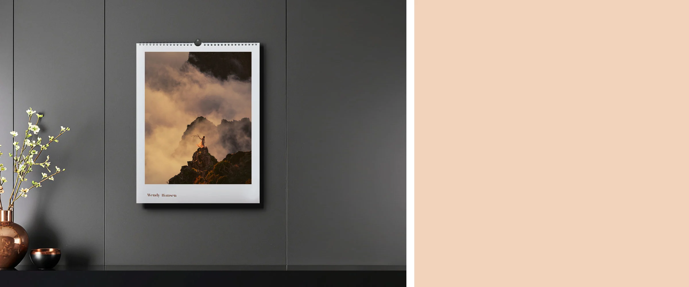 fotokalender im a3 format, der an der wand hängt.