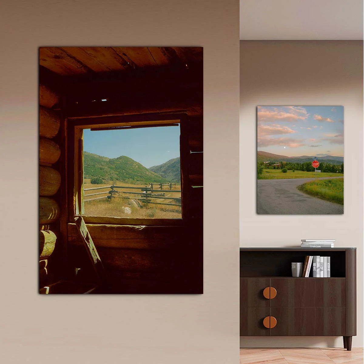 Zwei matte Acrylglas-Abzüge nebeneinander: Ein rustikaler Ausblick durch ein Hüttenfenster und eine abendliche Straßenlandschaft in sanftem Licht.