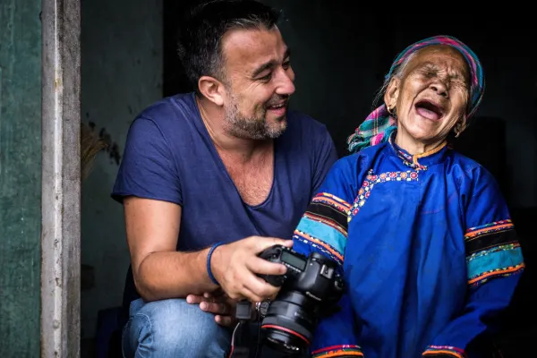 Portrait of Réhahn with a laughing woman besides him.