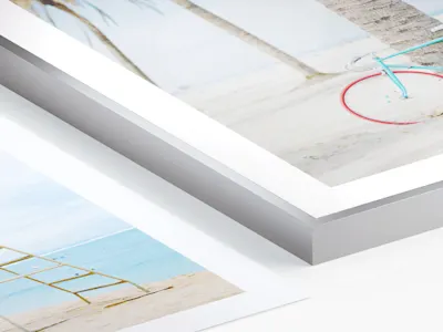 teaser with close up of magnet frame in silver alu option and print with natural white passepartout.