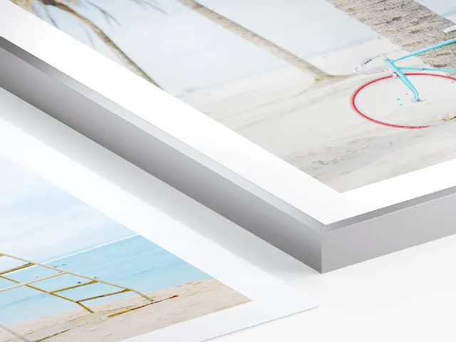 teaser with close up of magnet frame in silver alu option and print with natural white passepartout.