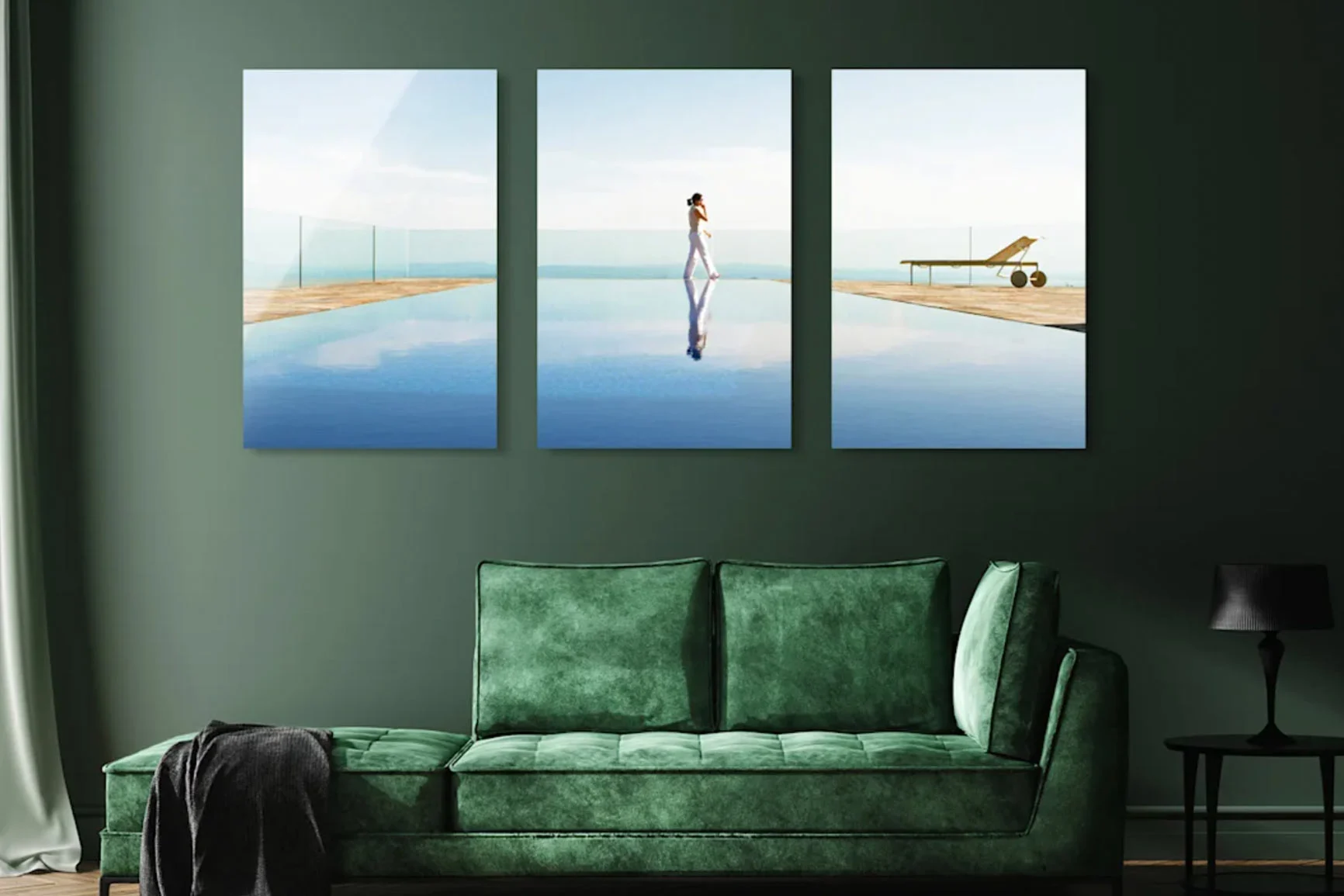 Murale in tre parti su una parete verde con una persona che cammina dietro una piscina.