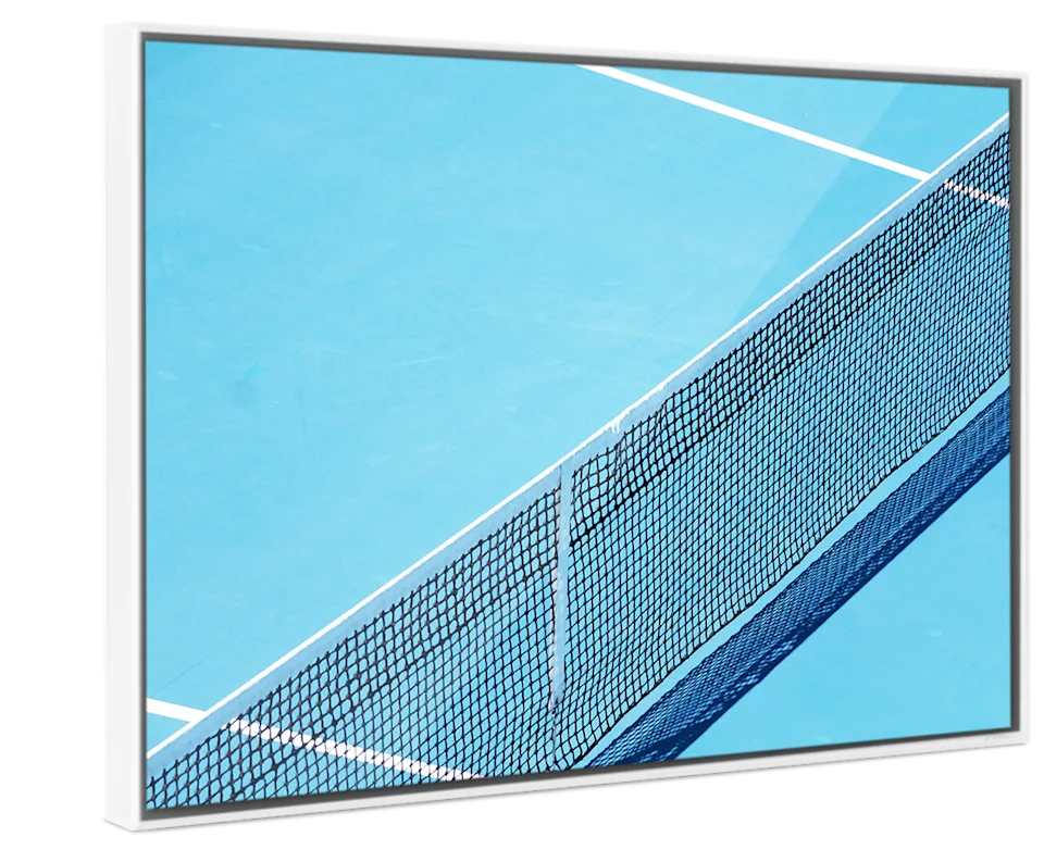 Ein Blick aus der Vogelperspektive auf ein Tennisnetz auf einem blauen Tennisplatz in einem weißen Pop-Art-Rahmen.